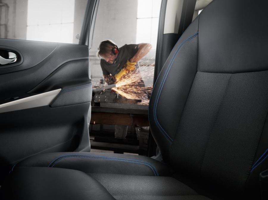 Интерьер Nissan Navara N-Guard Double Cab 2020 года  (EU) (фото 5 из 5)